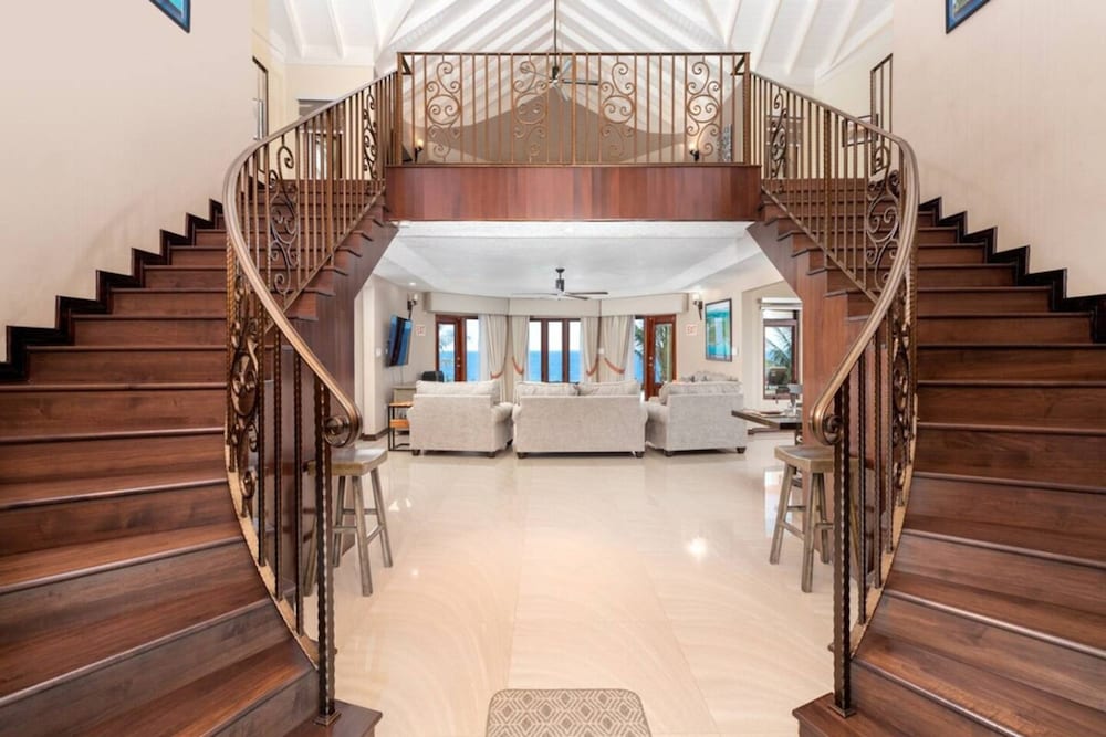 Breathtaking Oceanfront Luxe Villa in Tower Isle Jacuzzi Pool Fully St