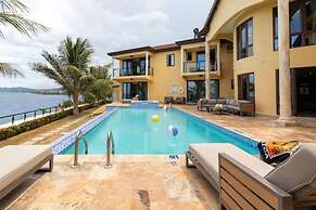 Breathtaking Oceanfront Luxe Villa in Tower Isle Jacuzzi Pool Fully St
