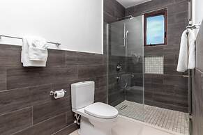 Breathtaking Oceanfront Luxe Villa in Tower Isle Jacuzzi Pool Fully St