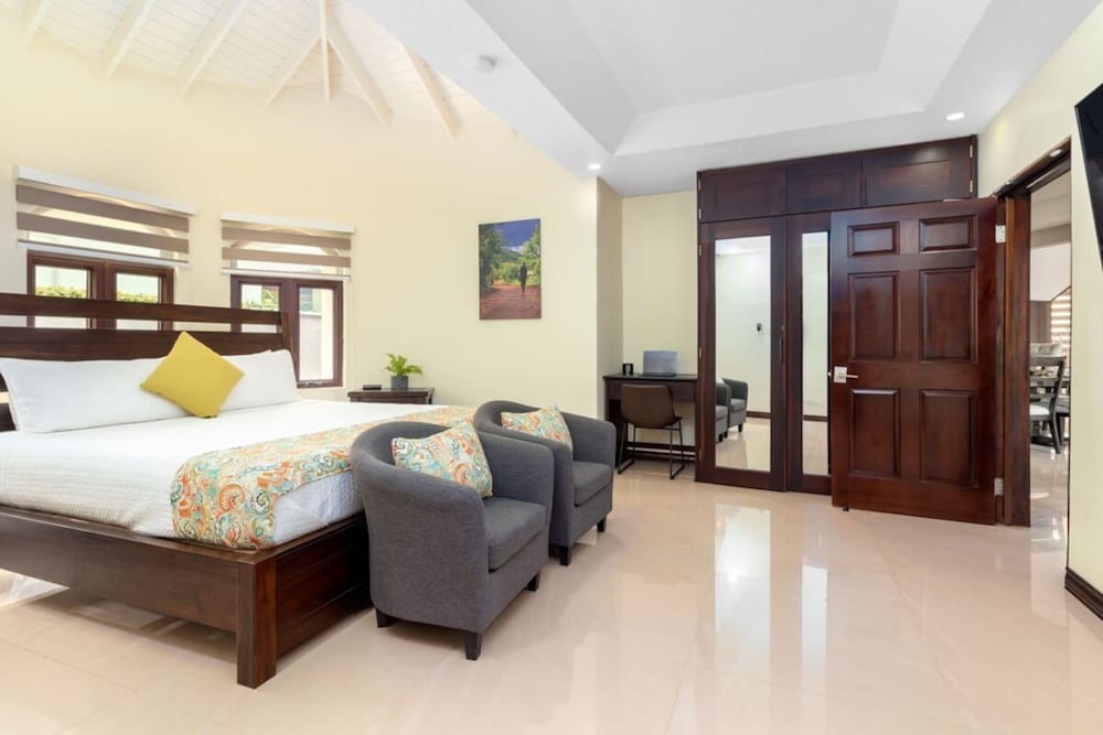 Breathtaking Oceanfront Luxe Villa in Tower Isle Jacuzzi Pool Fully St