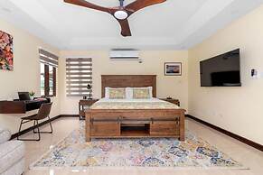 Breathtaking Oceanfront Luxe Villa in Tower Isle Jacuzzi Pool Fully St