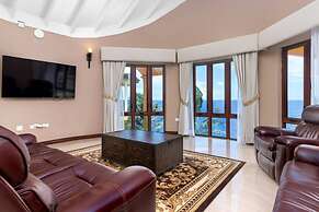 Breathtaking Oceanfront Luxe Villa in Tower Isle Jacuzzi Pool Fully St