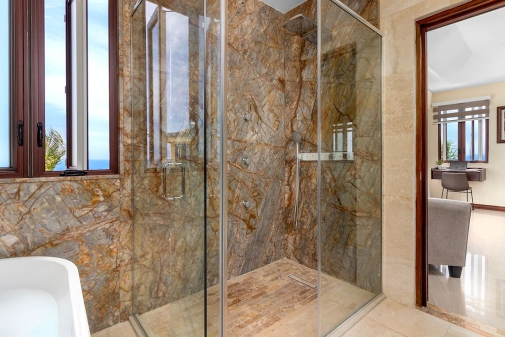 Breathtaking Oceanfront Luxe Villa in Tower Isle Jacuzzi Pool Fully St