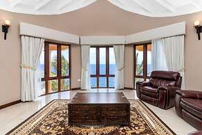 Breathtaking Oceanfront Luxe Villa in Tower Isle Jacuzzi Pool Fully St