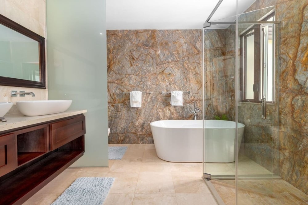 Breathtaking Oceanfront Luxe Villa in Tower Isle Jacuzzi Pool Fully St