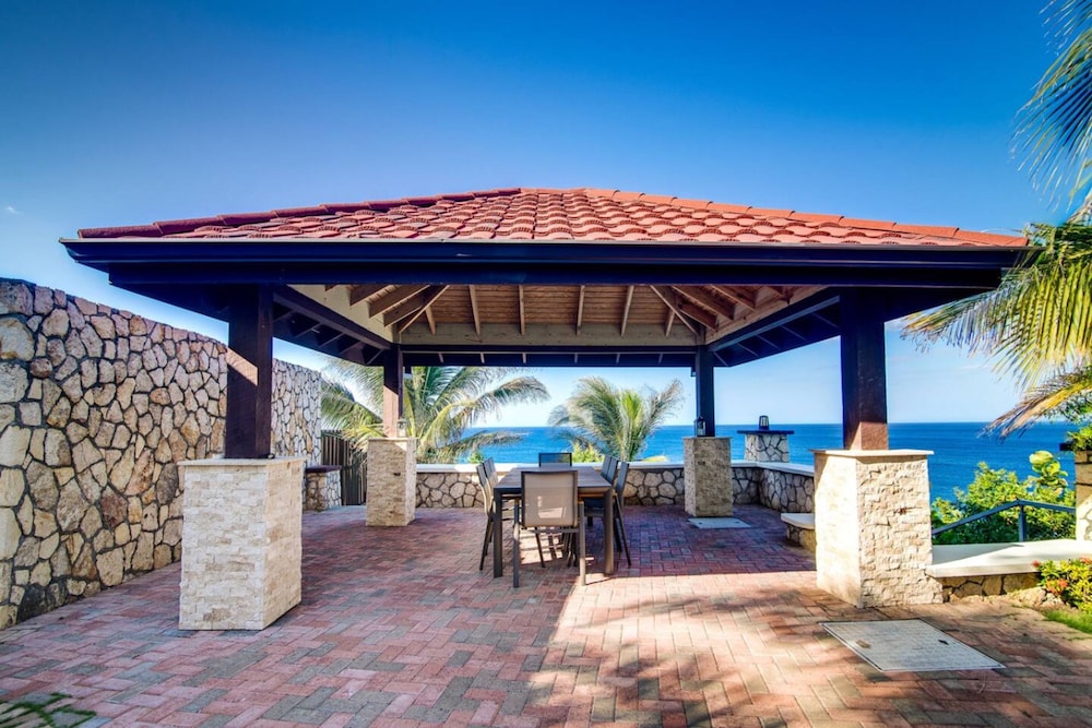 Breathtaking Oceanfront Luxe Villa in Tower Isle Jacuzzi Pool Fully St