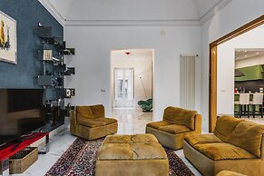 Upscale Urban Apartment by Wonderful Italy