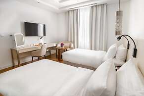 Landmark Hotel & Suites