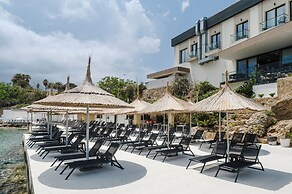 Shayna Beach Club