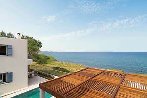 Villa Akroyiali Seafront Serenity Shared Pool