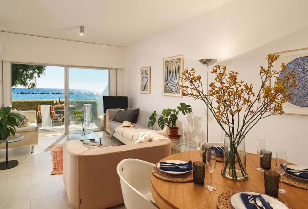 City Seafront Haven - 2 Bed Luxury Apartment
