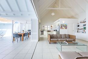 Ocean Whisper Villa in Sint Willibrordus