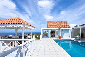 Ocean Whisper Villa in Sint Willibrordus