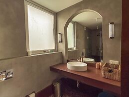 Modern 2BR w Pool Near Candolim and Coco Beach