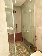 Modern 2BR w Pool Near Candolim and Coco Beach
