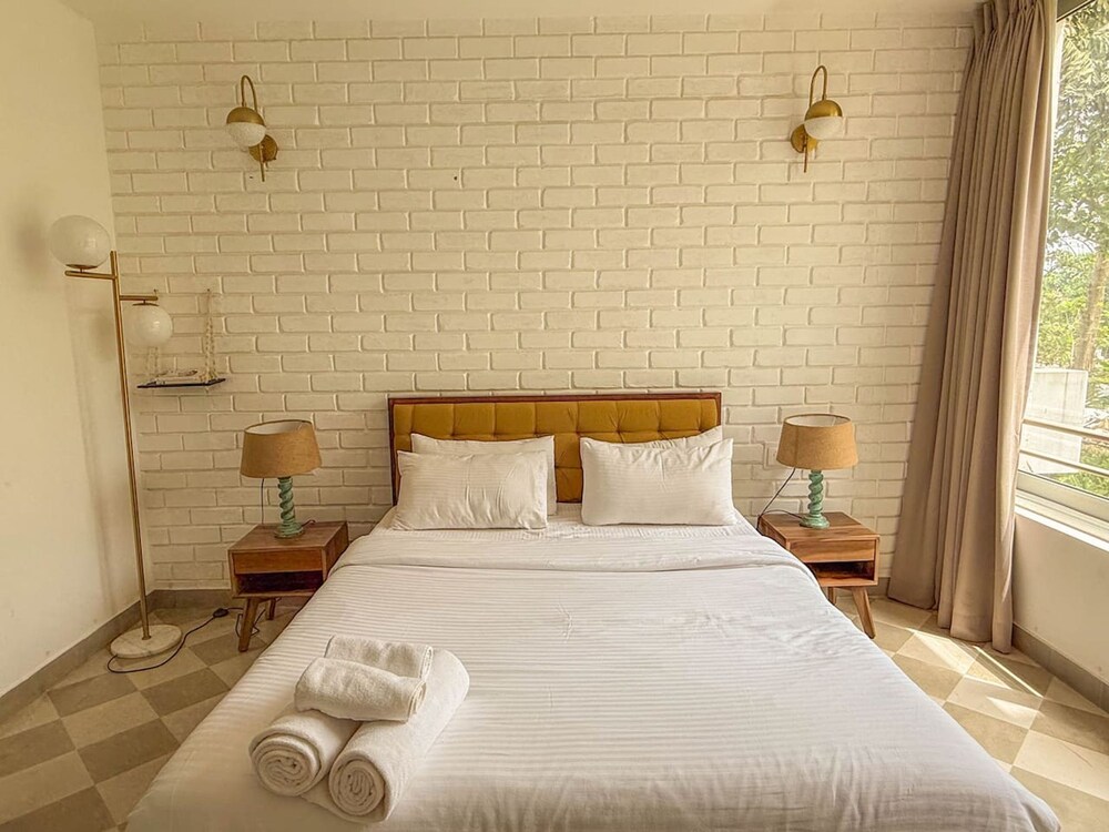 Modern 2BR w Pool Near Candolim and Coco Beach