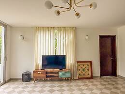 Modern 2BR w Pool Near Candolim and Coco Beach