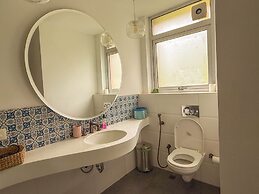Modern 2BR w Pool Near Candolim and Coco Beach