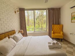 Modern 2BR w Pool Near Candolim and Coco Beach