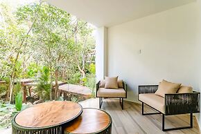 Anana Yaaxlum 105 S Oasis Pool and Jacuzzi