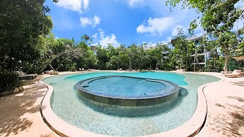 Anana Yaaxlum 105 S Oasis Pool and Jacuzzi
