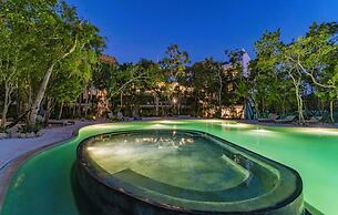 Anana Yaaxlum 105 S Oasis Pool and Jacuzzi