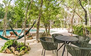 Anana Yaaxlum 105 S Oasis Pool and Jacuzzi