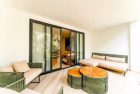 Anana Yaaxlum 105 S Oasis Pool and Jacuzzi