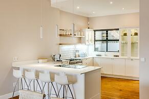 2bed Apt 5min Walk From Camps Bay Central Escape