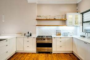 2bed Apt 5min Walk From Camps Bay Central Escape