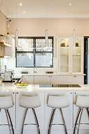 2bed Apt 5min Walk From Camps Bay Central Escape