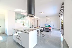 By The Beach - Aura Villa