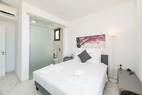 By The Beach - Emerald Seaview Villa