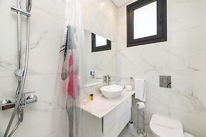 By The Beach - Emerald Seaview Villa
