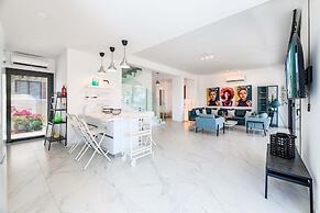 By The Beach - Emerald Seaview Villa