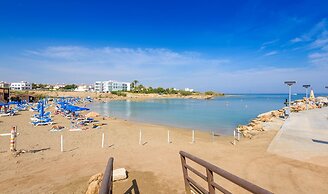 By The Beach - Emerald Seaview Villa
