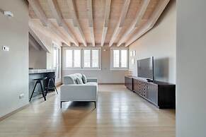 Elegant apt with parking and balcony