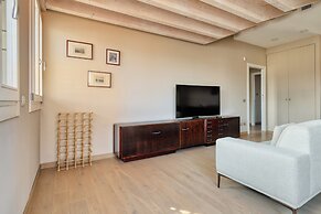 Elegant apt with parking and balcony