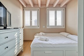 Elegant apt with parking and balcony