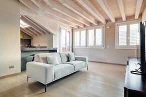 Elegant apt with parking and balcony