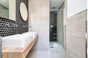 Elegant apt with parking and balcony