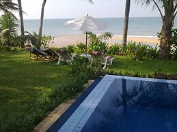 Beachfront Oasis With Private Pool and Jacuzzi on Samui's Bang Por Bea