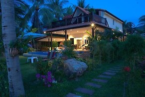 Beachfront Oasis With Private Pool and Jacuzzi on Samui's Bang Por Bea