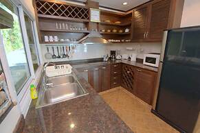 Beachfront Oasis With Private Pool and Jacuzzi on Samui's Bang Por Bea