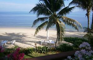 Beachfront Oasis With Private Pool and Jacuzzi on Samui's Bang Por Bea