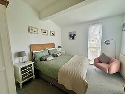 3 Bed-sleeps 6-garden-parking-pets