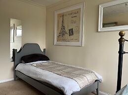 Enfield City Apartment Retreat