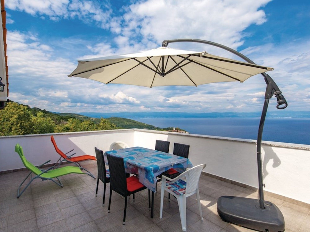 Scenic Seafront Brsec Apartment
