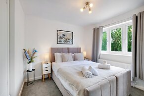 Sharp Close 4 Bedroom 2 Bath - Aylesbury