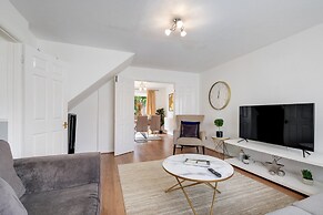 Sharp Close 4 Bedroom 2 Bath - Aylesbury